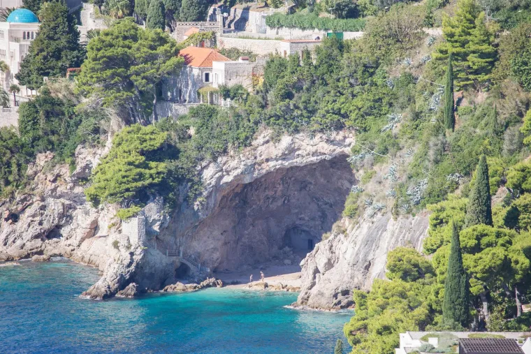 7. Betina, Dubrovnik: Ovo je jedinstvena plaža smještena u prirodnoj špilji, do koje se može doći isključivo brodom ili kajakom. Plaža nudi privatnost, mir i zaklon od sunca. Idealna je za piknik, a u blizini, u Dubrovniku, možete kupiti namirnice na popularnoj tržnici Gruž.