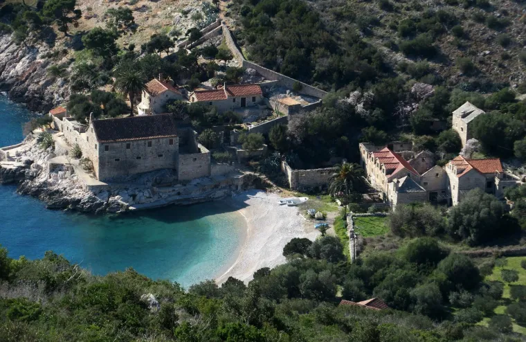 8. Dubovica, Hvar: Uvala Dubovica, na otoku Hvaru, skrovito je mjesto do kojeg se dolazi neoznačenom stazom. U uvali se nalazi Villa Benedeta, privatna kuća iz 19. stoljeća, koja se može iznajmiti. Dubovica je idealna za one koji traže mir i izolaciju.