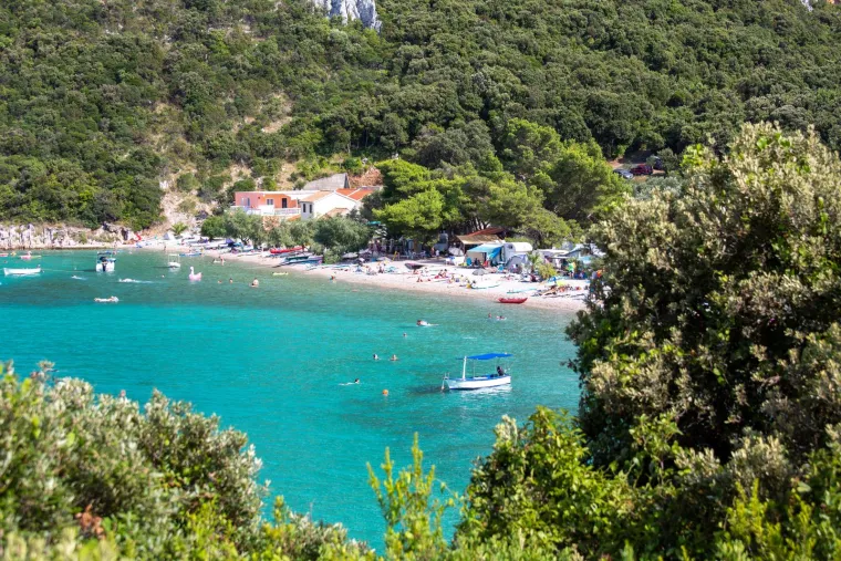 9. Divna, Pelješac: Poznata je po tirkiznom moru, zelenim dolinama i skrovitim uvalama. Plaža se sastoji od sitnih, bijelih kamenčića, koji su izuzetno ugodni za bose noge. Zbog refleksije sunca od bijelog kamenja, sunce na ovoj plaži je izuzetno jako, pa je važno koristiti kremu za sunčanje. Na plaži nema restorana, barova ni trgovina, pa je potrebno ponijeti što vam je potrebno.
