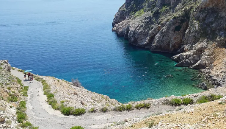 10. Mali Bok, Cres: Skrivena plaža Mali Bok, na otoku Cresu, dostupna je brodom ili šetnjom niz vrlo stjenovito brdo. S vrha brda pruža se prekrasan pogled, a na plaži vas čeka raj: uvala okružena liticama i često potpuno pusto mjesto. Potrebno je ponijeti suncobran, ručnike, hranu, vodu i čvrste cipele za stjenovitu stazu.