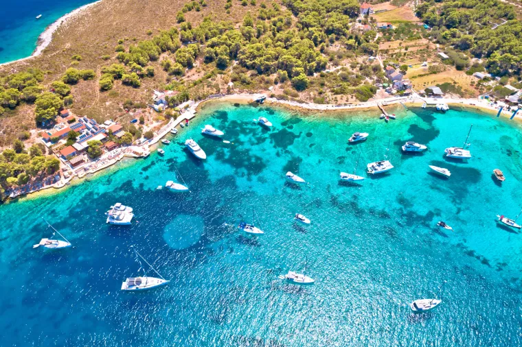 13. Mlini, Otok Marinkovac: Plaža Mlini, na otoku Marinkovcu koji je dio poznatih Paklinskih otoka u blizini Hvara prekrasno je mjesto za opuštanje. Do plaže se može doći vodenim taksijem iz Hvara (oko 15 minuta vožnje). Uz obližnju šetnicu nalaze se barovi i restorani koji poslužuju tradicionalnu hrvatsku hranu. Mamato Cafe, Bar, and Restaurant popularno je mjesto. Iz Hvara se organiziraju i vođene ture i aktivnosti, poput poludnevnih izleta kajakom do plaže Mlini.