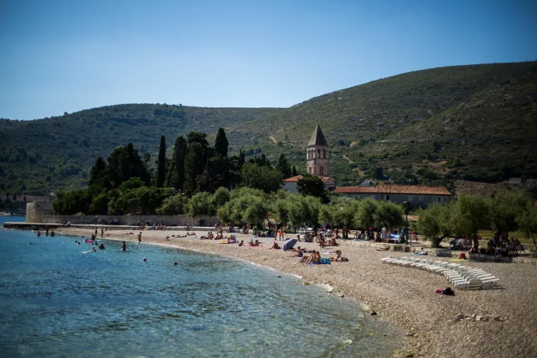14. Prirovo, Vis: Ovo je najpopularnija plaža na otoku Visu. Lako je dostupna trajektom iz Splita. Za razliku od mnogih plaža u Hrvatskoj, Prirovo nudi puno hlada zahvaljujući okolnim stablima tamarisa. U blizini se nalazi &scaron;etnica s mjestima za grickalice i piće, kao i nogometna i odbojka&scaron;ka igrali&scaron;ta. Ljubitelji ronjenja mogu istraživati podvodne ru&scaron;evine starog srednjovjekovnog lučkog grada.