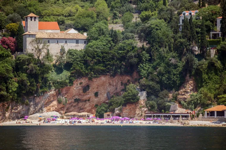 16. Sveti Jakov, Dubrovnik: Ovo je mirnija alternativa popularnoj plaži Banje u Dubrovniku. Nalazi se na kratkoj udaljenosti od Starog grada, a s nje se pruža prekrasan pogled na gradske zidine i otok Lokrum. Do plaže se dolazi strmim stepenicama (160 stepenica), a alternativno se može doći i taksi brodom. Na plaži se nalazi mali bar, a mogu se iznajmiti ležaljke i suncobrani.