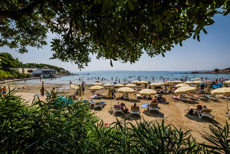 19. Bačvice, Split: Ovo je vi&scaron;e od pje&scaron;čane plaže u Splitu; to je kulturno sredi&scaron;te gdje se svi žele zabaviti. Poznata po plitkom, toplom moru, finom zlatnom pijesku i nezaobilaznom piciginu. Nadomak samom centru grada popularno su mjesto za kupanje i zabavu. Adventures Croatia ističe kako hrvatske plaže spajaju prirodnu ljepotu s povijesnom arhitekturom i modernim sadržajima. Bačvice su odličan primjer.