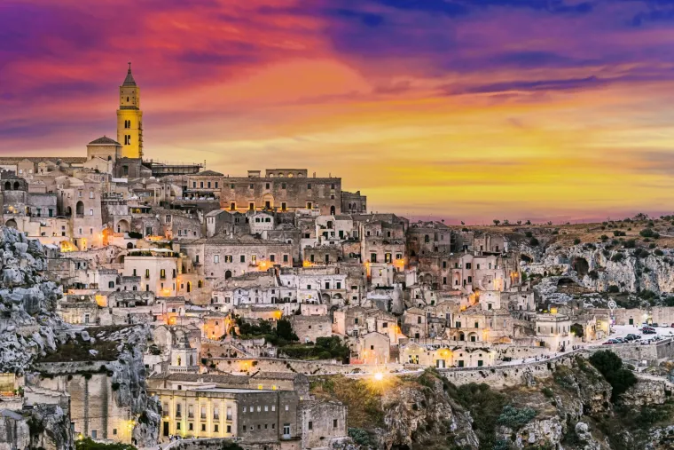 Matera, ovah predivan grad s fotografije smješten u južnoj talijanskoj regiji Basilicata, jedno je od najstarijih kontinuirano naseljenih mjesta na svijetu. 