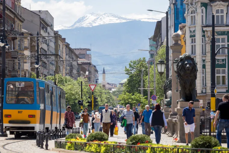 29. Bugarska (55,3): Niži indeks ravnoteže između posla i privatnog života u Bugarskoj posljedica je dugih radnih sati i ograničenog plaćenog bolovanja. Iako minimalna plaća u zemlji raste, i dalje je među najnižima u Europskoj uniji. Bugarska također nudi manje fleksibilnosti u pogledu rada na daljinu u usporedbi s drugim europskim zemljama.