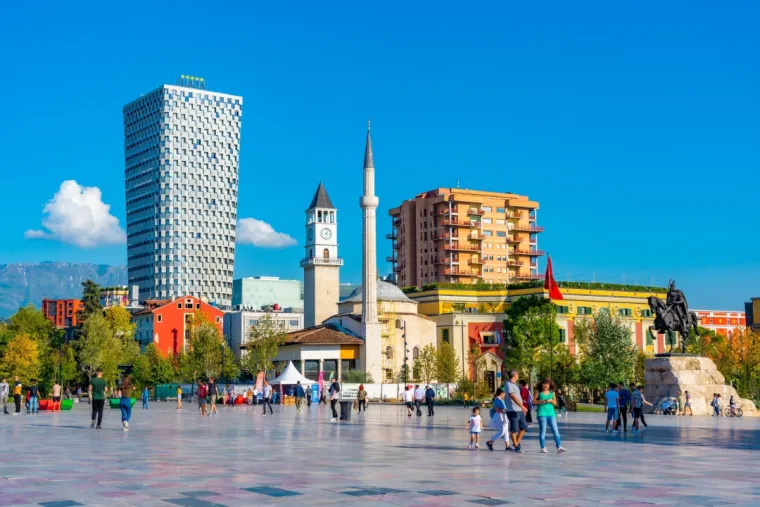 26. Albanija (56,25): Ova država ima nizak indeks ravnoteže između posla i privatnog života zbog dugih radnih sati, nižih plaća i ograničenog plaćenog bolovanja. Iako je ekonomski rast u zemlji vidljiv, mnogi radnici i dalje rade u nesigurnim uvjetima, a beneficije koje poslodavci nude često su ispod europskog standarda.