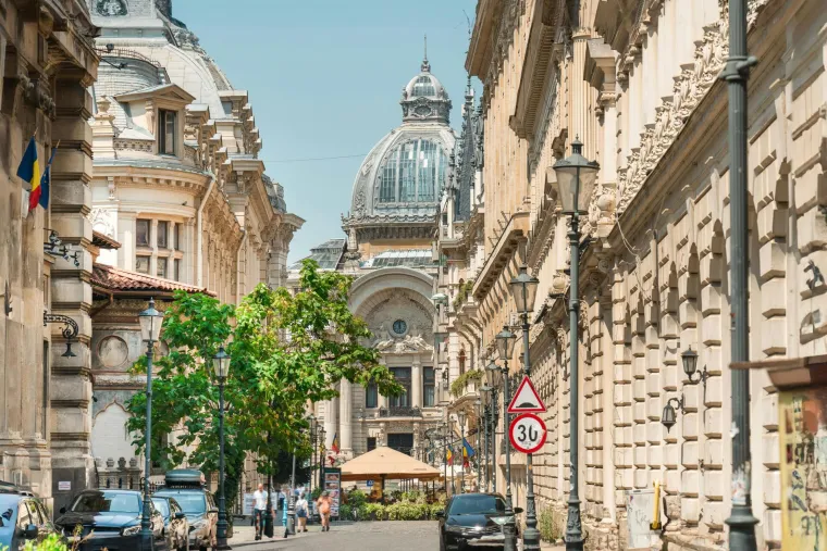 25. Rumunjska (56,29): Suočava se s problemima poput dugih radnih sati i nižim naknadama za rodiljni dopust, iako nudi osnovnu zdravstvenu zaštitu i propisan dopust. Posljednjih godina Rumunjska je poduzela korake prema povećanju minimalne plaće i poboljšanju socijalnih prava, ali još uvijek postoji prostor za napredak u fleksibilnosti radnih uvjeta.