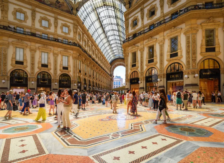 24. Italija (56,81): Ova zemlja ima niži indeks ravnoteže između posla i privatnog života zbog dugih radnih sati i umjerenih beneficija za rodiljni dopust. Iako zdravstvena zaštita funkcionira dobro, potrebna su dodatna poboljšanja u inkluzivnosti i obiteljskim politikama. Također, visoka stopa nezaposlenosti među mladima dodatno komplicira tržište rada, prema Euronewsu.