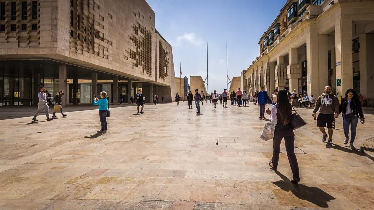 21. Malta (59,56): Država pruža solidnu ravnotežu između poslovnog i privatnog života, ali duži radni sati i niža LGBTQ+ inkluzivnost utječu na njezinu poziciju u ovom poretku. S obzirom na to da je popularna destinacija za radnike iz inozemstva, Malta se suočava s izazovima u osiguravanju socijalnih beneficija za sve zaposlene.