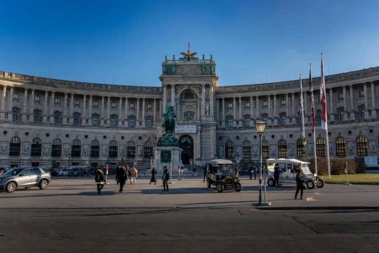 19. Austrija (60,83): Ova država nudi dobru zdravstvenu zaštitu, korektne plaće i beneficije za rodiljni dopust, ali dugi radni sati blago utječu na njezin rang. Osim toga, Austrija ima jednu od najnižih stopa nezaposlenosti u Europi, što zaposlenima pruža određenu sigurnost u karijeri i poslovnom razvoju.