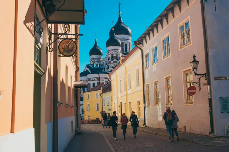 15. Estonija (63,79): Pruža zdravstvenu zaštitu i plaćeni rodiljni dopust, ali relativno dugi radni sati mogu negativno utjecati na ravnotežu između posla i privatnog života. Zemlja je poznata po digitalizaciji i mogućnostima rada na daljinu, što zaposlenima omogućuje veću fleksibilnost.