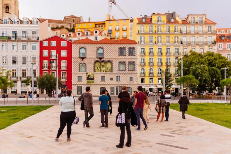 12. Portugal (67,98): Pruža dobru zdravstvenu zaštitu i razumne radne sate, ali niže plaće u usporedbi s drugim europskim državama smanjuju njezinu poziciju. Portugal nudi fleksibilne radne uvjete, a digitalni nomadi često biraju ovu zemlju kao destinaciju za rad.