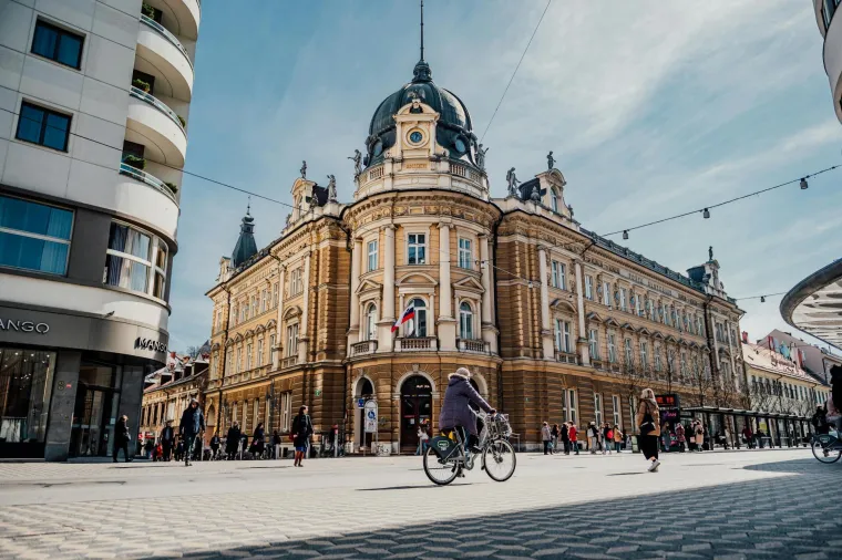 9. Slovenija (69,03): Pruža uravnotežen odnos između poslovnog i privatnog života, s odličnom zdravstvenom zaštitom, plaćenim bolovanjem i snažnom podrškom obiteljima. Uz to, zemlja nudi izdašan roditeljski dopust, pri čemu majke mogu koristiti do 105 dana rodiljnog dopusta s punom plaćom.