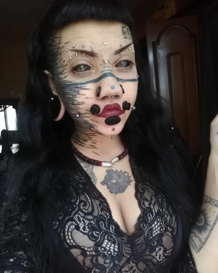 Jedna od najzanimljivijih promjena kroz koje je prošla je podijeljeni jezik, što joj omogućava da pomiče obje strane neovisno, poput reptila. Također, ima čak 72 piercinga po tijelu, uključujući proširene nosnice, piercing gornje usne promjera 0,8 centimetara i piercing unutarnjih usana od čak 1,6 centimetara.