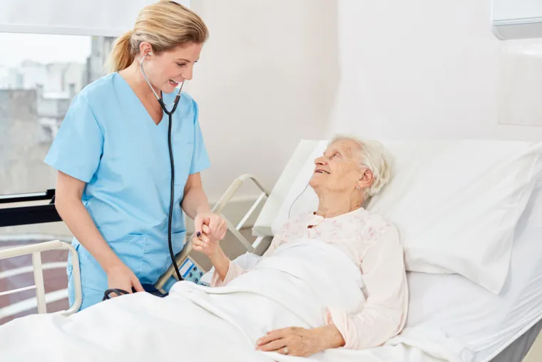 1. Medicinske sestre/tehničari - Oni s naprednom praksom pružaju sveobuhvatnu skrb pacijentima, uključujući dijagnostiku, liječenje i propisivanje lijekova. Često specijaliziraju određeno područje, poput pedijatrije ili gerijatrije, a mogu raditi samostalno ili u suradnji s liječnicima. Ovo zanimanje je broj 1 na listi najtraženijih zanimanja.