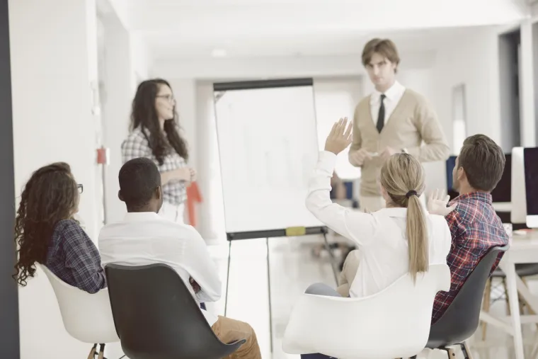 16. Analitičar upravljanja - Savjetuje tvrtke o načinima pobolj&scaron;anja učinkovitosti i rje&scaron;avanja organizacijskih problema.