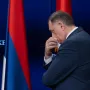 Podsjetimo, Tužiteljstvo Bosne i Hercegovine je zatražilo privođenje predsjednika Republike Srpske, Milorada Dodika, koji na to ne pristaje i šalje duge cijevi da čuvaju predsjedničku palaču.
