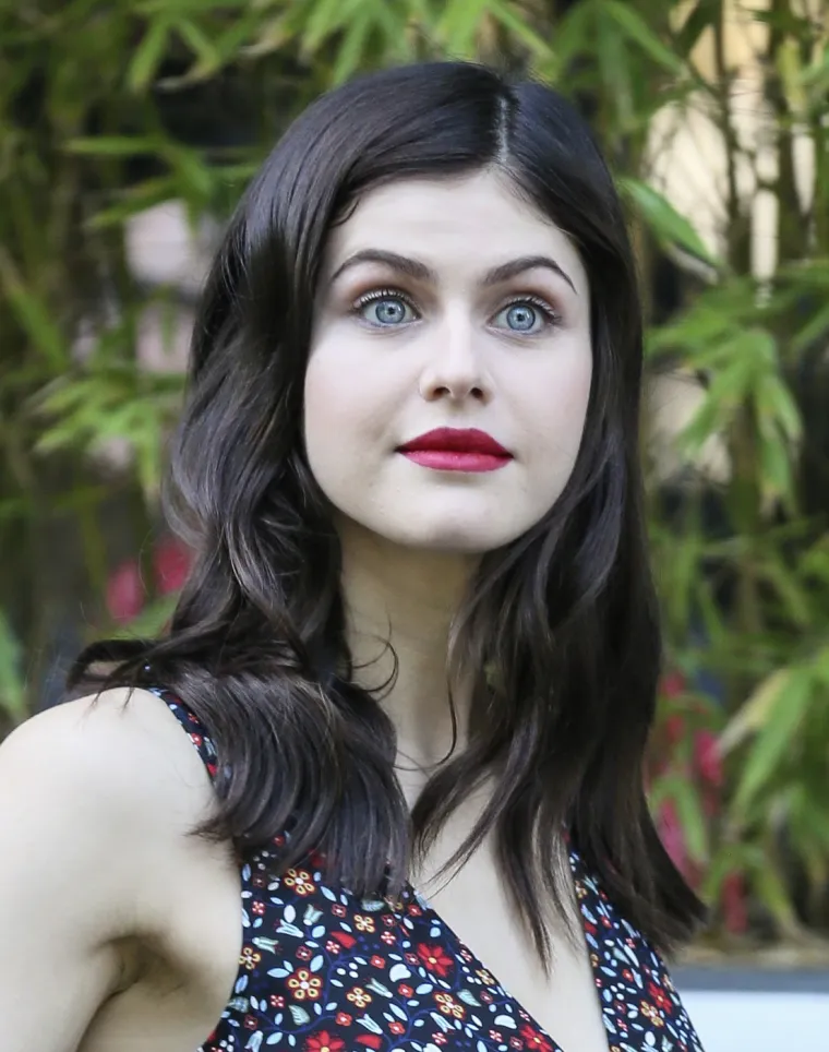 Alexandra Daddario često se smatra jednom od najljepših glumica u Hollywoodu, a njezine upečatljive plave oči postale su njezin zaštitni znak.