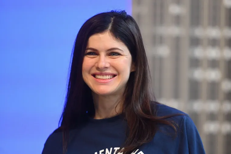 Glumom se počela baviti već kao tinejdžerica. Potječe iz ugledne obitelji te ima brata Matthewa, koji je također glumac.  