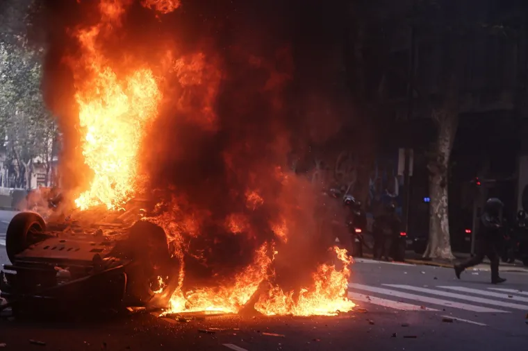 Ono što je započelo kao mirni prosvjed eskaliralo je u nasilne sukobe dok je policija koristila vodene topove, suzavac i granate protiv prosvjednika koji su bacali kamenje.