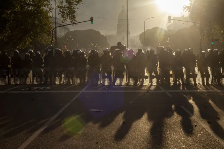 U demonstraciji jedinstva bez presedana, navijači Boca Juniorsa, River Platea i drugih argentinskih nogometnih klubova pridružili su se umirovljenicima koji se okupljaju ispred Kongresa svake srijede kako bi prosvjedovali protiv vladinih mjera štednje.