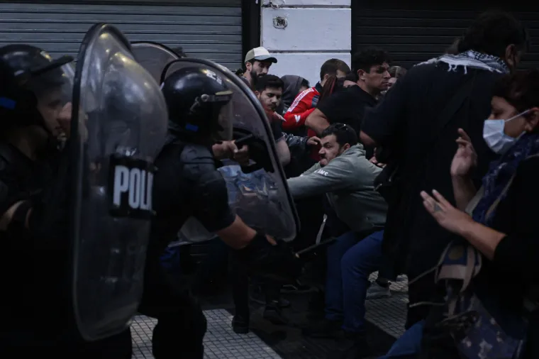 Rezolucija koju je u srijedu objavilo argentinsko Ministarstvo sigurnosti zabranjuje ulazak na nogometne stadione svima koji sudjeluju u nasilnom ponašanju, ometaju sigurnost, promet ili javni red i mir. To znači da će navijačima koji su sudjelovali u neredima u srijedu biti zabranjeno prisustvovati utakmicama svoje momčadi u razdoblju koje su odredile vlasti.