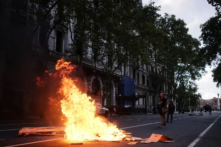Krvavi sukob na ulicama metropole: Auti u plamenu, policija uzvratila vodenim topovima i suzavcem