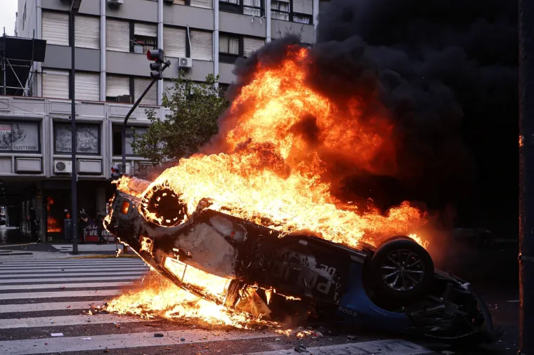 Krvavi sukob na ulicama metropole: Auti u plamenu, policija uzvratila vodenim topovima i suzavcem
