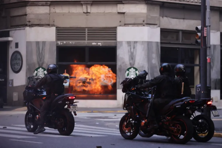 Krvavi sukob na ulicama metropole: Auti u plamenu, policija uzvratila vodenim topovima i suzavcem