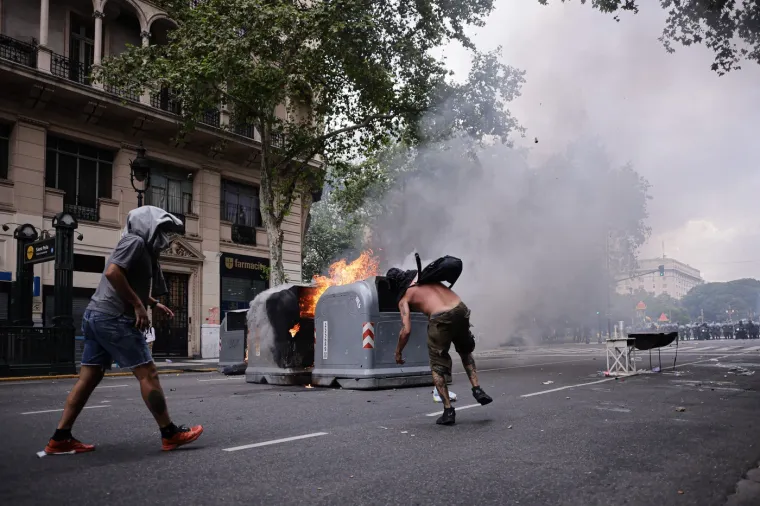 Krvavi sukob na ulicama metropole: Auti u plamenu, policija uzvratila vodenim topovima i suzavcem