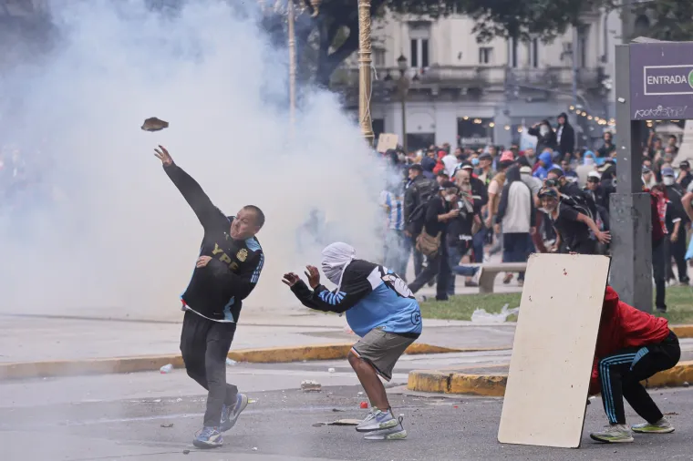 Krvavi sukob na ulicama metropole: Auti u plamenu, policija uzvratila vodenim topovima i suzavcem