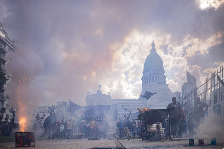 Krvavi sukob na ulicama metropole: Auti u plamenu, policija uzvratila vodenim topovima i suzavcem