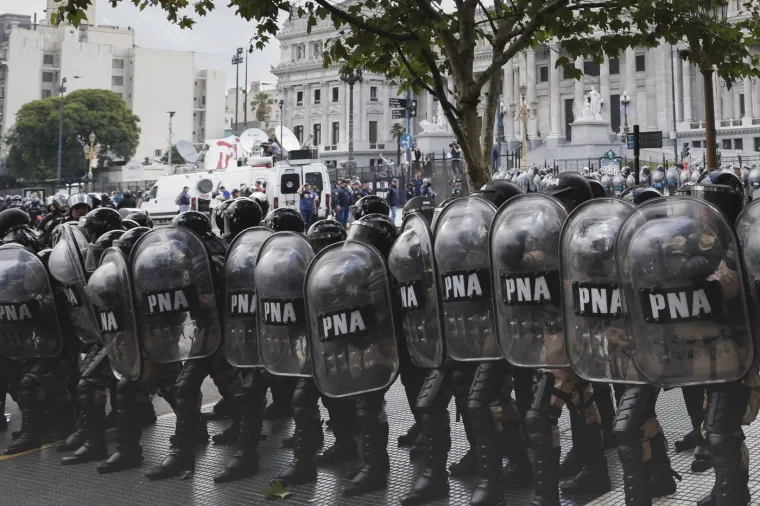 Krvavi sukob na ulicama metropole: Auti u plamenu, policija uzvratila vodenim topovima i suzavcem