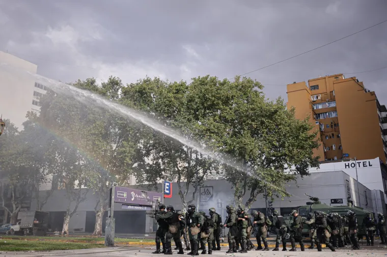 Krvavi sukob na ulicama metropole: Auti u plamenu, policija uzvratila vodenim topovima i suzavcem