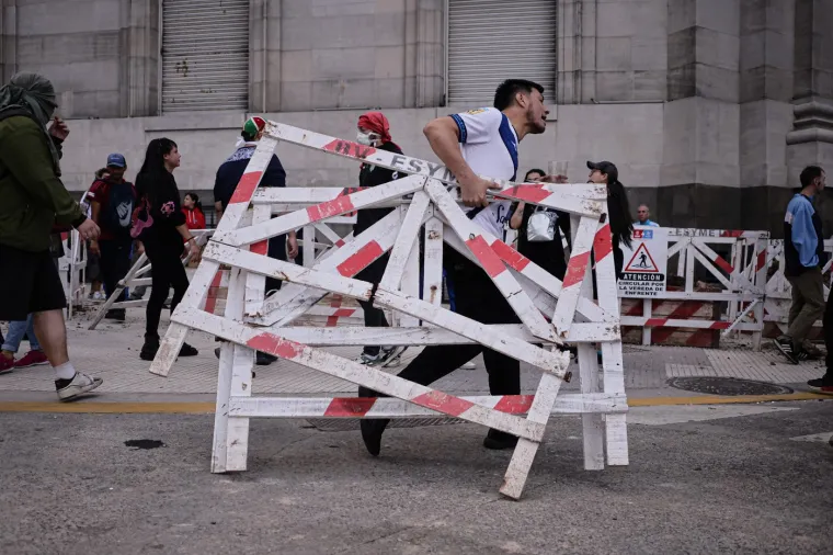 Krvavi sukob na ulicama metropole: Auti u plamenu, policija uzvratila vodenim topovima i suzavcem