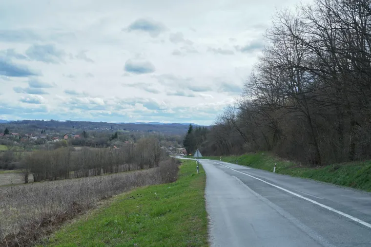 U suradnji sa županijskom državnom odvjetnicom u Županijskom državnom odvjetništvu u Sisku i vještacima Centra za forenzična istraživanja, ispitivanja i vještačenja Ivan Vučetić Zagreb proveden je očevid na mjestu pronalaska izgorenog vozila, navodi policija.