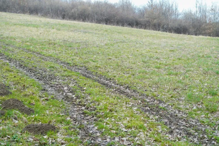 Policijski službenici u suradnji sa Županijskim državnim odvjetništvom u Sisku nastavljaju kriminalističko istraživanje i poduzimanje drugih mjera i radnji na utvrđivanju svih okolnosti događaja, stoji u priopćenju.