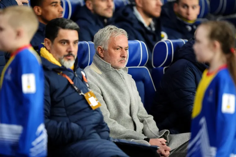 Na klupi u pozadini vidimo fantastični trojac, Džeko, Tadić i Livaković