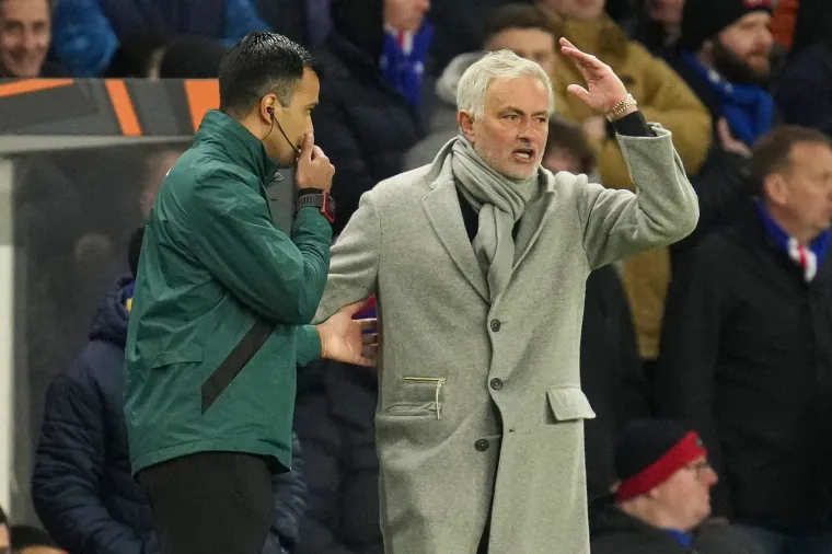 Mourinho divljao, bacao i urlao na suca, a pogledajte kako je posramio Livakovića