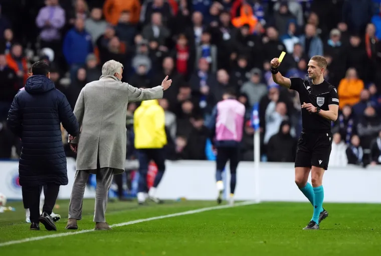 Mourinho divljao, bacao i urlao na suca, a pogledajte kako je posramio Livakovića