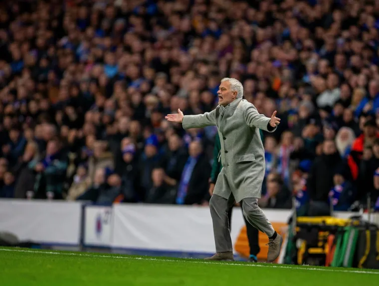 Mourinho divljao, bacao i urlao na suca, a pogledajte kako je posramio Livakovića