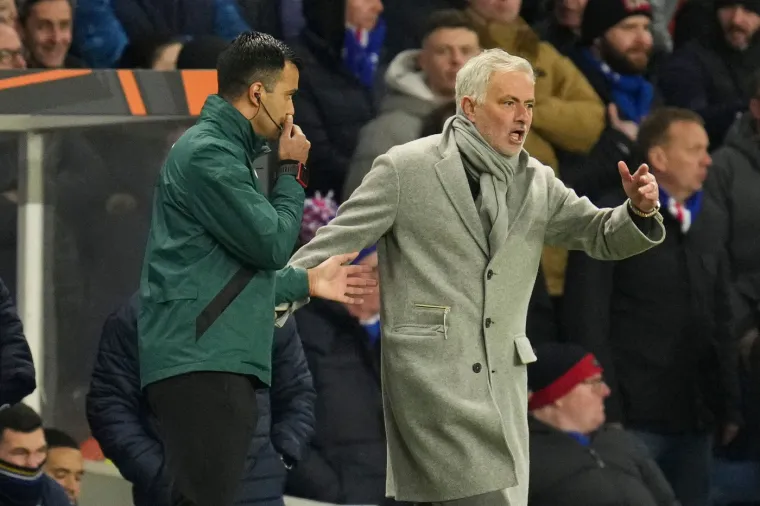 Mourinho divljao, bacao i urlao na suca, a pogledajte kako je posramio Livakovića