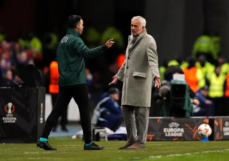 Mourinho divljao, bacao i urlao na suca, a pogledajte kako je posramio Livakovića