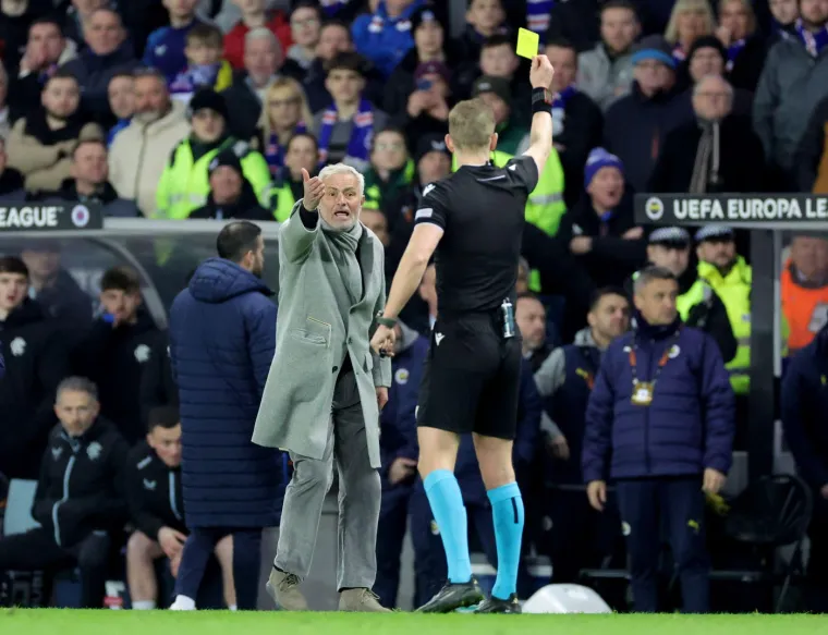 Mourinho divljao, bacao i urlao na suca, a pogledajte kako je posramio Livakovića