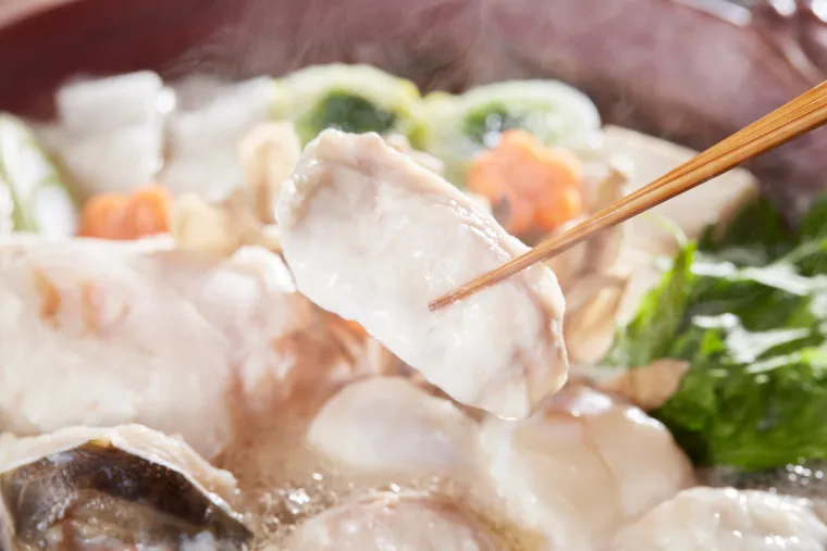 3. Fugu (riba): Japanska delikatesa sadrži tetrodotoksin, snažan neurotoksin. Samo licencirani kuhari mogu je pripremati zbog rizika od slučajnog trovanja, koje može biti smrtonosno.