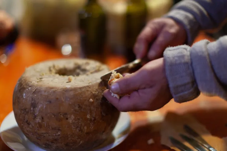 12. Casu marzu: Sardinski sir je namjerno infestiran živim crvima. Ove ličinke preživljavaju probavu, što može izazvati infekcije u crijevima. Konzumiranje bez uklanjanja crva može uzrokovati ozbiljne zdravstvene probleme.
