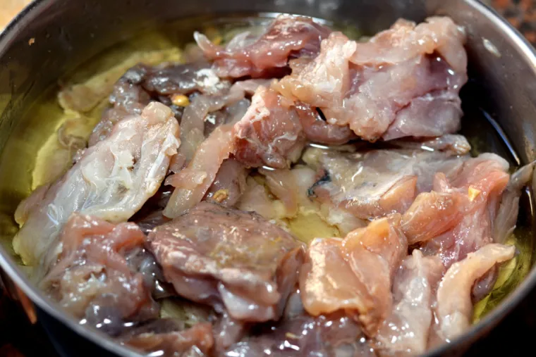 17. Fesikh (fermentirana riba): Ovo je tradicionalno egipatsko jelo od fermentirane ribe. Ako se ne pripremi pravilno, može sadržavati opasne bakterije koje uzrokuju botulizam, potencijalno smrtonosnu bolest koja utječe na živčani sustav.
