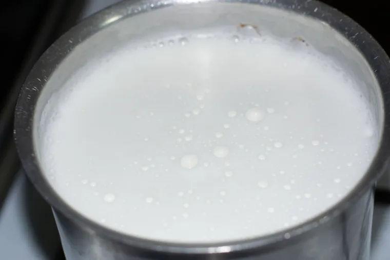 20. Nepasterizirano mlijeko: Može sadržavati &scaron;tetne bakterije poput Salmonelle, Listerije ili E. coli, &scaron;to vodi do bolesti izazvanih hranom. Osobito je rizično za trudnice, djecu i starije osobe.