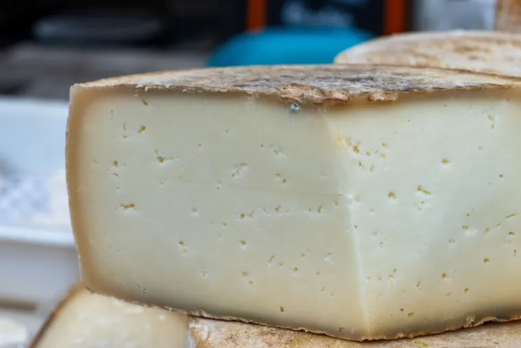 21. Nepasterizirani sir: Kao i nepasterizirano mlijeko, nepasterizirani sir također nosi rizik od bakterijske kontaminacije. Trudnice i osobe sa slabijim imunosnim sustavom posebno su osjetljivi.